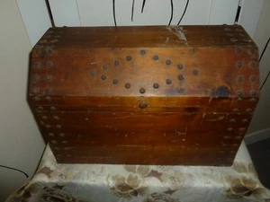 VTG ANTIQUE PRIMITIVE RUSTIC PINE WOOD VAULTED CRAFT STORAGE CHEST / TOOL BOX - Picture 1 of 12