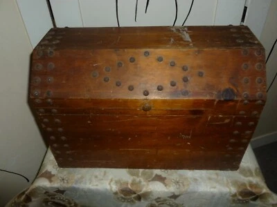 VTG ANTIQUE PRIMITIVE RUSTIC PINE WOOD VAULTED CRAFT STORAGE CHEST / TOOL BOX - Image 1 of 4