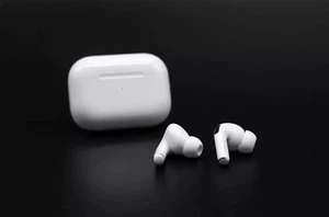 Airpods Pro 2ème génération avec étui de charge sans fil (USB-C) - Photo 1 sur 4