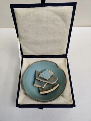 Lote de fragmentos de porcelana Celadon chino con caja, TAL CUAL. Foto 1 de 4
