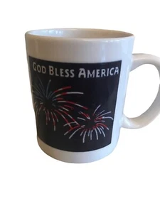 Taza de cerámica God Bless America con diseño patriótico de fuegos artificiales y letra - Imagen 1 de 6