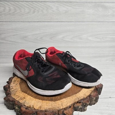 Nike Revolution 3 Sportschuhe Turnschuhe rot/schwarz Erwachsene Herren Größe 11 W Weite - Bild 1 von 4