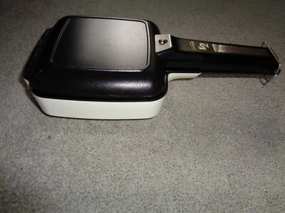 VINTAGE 1976 Sunbeam 1 or 2 Burger Grill and cord - Image 1 of 4