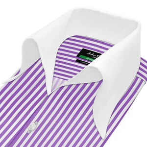 Herren hoher offener Schleifenkragen einzigartiger Stil roter Teppich individuelles Outfit lila Streifen - Bild 1 von 3