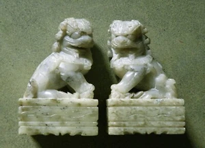 Vintage Pair Of Diminutive Well Carved Soapstone Temple Lions / Foo Dogs - Picture 1 of 9