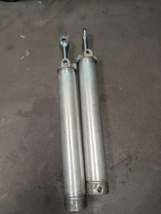 New Blem Pair Camaro Convertible Top Hydraulic Cylinders Chevrolet - Foto 1 di 6