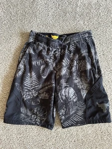 Pantaloncini sportivi ragazzo ragazzo Under Armour Project Rock nero/grigio taglia media usati in ottime condizioni! - Foto 1 di 3