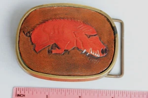 Vintage solid brass belt buckle with leather hog insert, artist signed C. Hasty - Foto 1 di 5