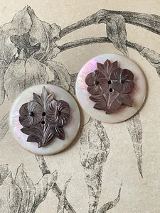 2 boutons anciens en nacre sculptée Fleurs Collection French Button 3cm - Picture 1 of 2