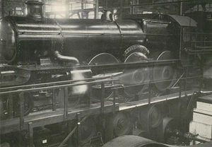 SHOOTING STAR LOCO NO.4009 SWINDON WORKS 1932BBC HULTON PICTURE LIBRARY POSTCARD - Picture 1 of 2