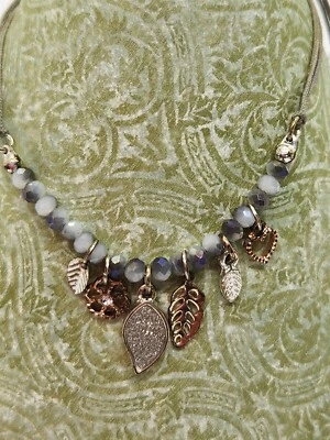 Pulsera de piedras preciosas, dijes y macramé gris cristal  Foto 1 de 4