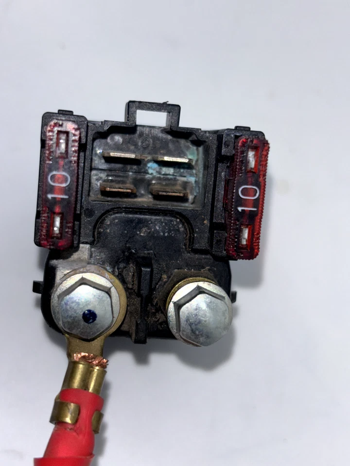 Yamaha WR250F 2012 03-13 montaje de relé de arranque Foto 1 de 4