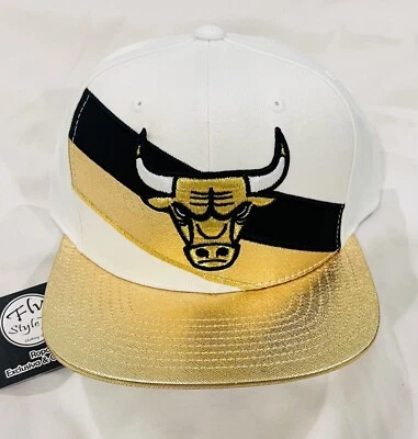 Logotipo exclusivo Mitchell & Ness Chicago Bulls branco e dourado Snapback listras douradas - Imagem 1 de 2