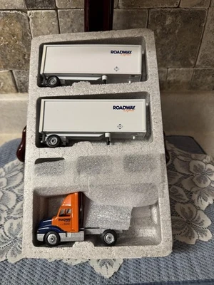 Camión diecast Winross Roadway Express de colección con remolques dobles modelo 1985 en caja Foto 1 de 4