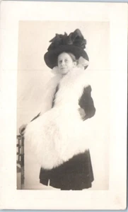 Mujer en SOMBRERO EMPLUMADO y Boa glamour RPPC - Postal - Imagen 1 de 2
