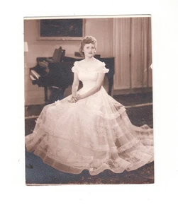 Vintage Foto hübsches 16 jähriges Mädchen trägt festliches Kleid Klavierabend 1940er * - Bild 1 von 2
