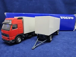 Conrad 1/50 Scale Red Cab Volvo FH16 Globetrotter XL Truck + Trailer - Picture 1 of 18