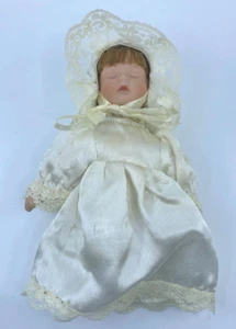 Muñeca de porcelana vintage Avon Special Memories Collection BABY ONLY 2000 - Imagen 1 de 9