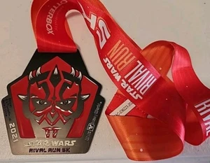 DISNEY Run STAR WARS Race 2021 Medal RIVAL RUN 5K Ahsoka Tano Darth Maul - Picture 1 of 2
