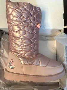 Sanrio My Melody Bow Pink Puffer Boots Cinch Boots W9 Neu mit Karton Größe 9 - Bild 1 von 5
