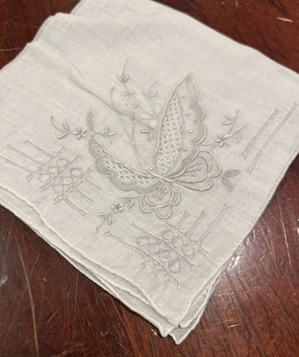 2 Hankie Madeira Vintage Blanco Lino Bordado a Mano Gris Mariposa Exquisito Foto 1 de 4