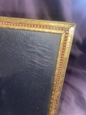 MARCO DE FOTOS VINTAGE 8 X 10 ORNAMENTADO DORADO METAL ROJO TERCIOPELO TRASERO Borde de vidrio ROJO Foto 1 de 4