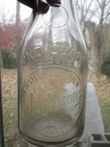Botella de leche redonda Johnson's Dairy Bloomington IN INDIANA de colección en relieve - Imagen 1 de 10