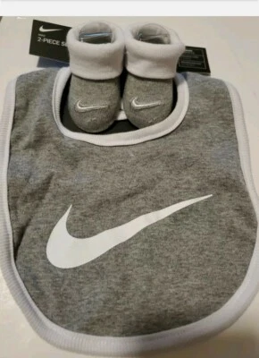Conjunto de botines y babero para bebé Nike, talla 0-6 meses, blanco, gris, regalo de ducha  Foto 1 de 3