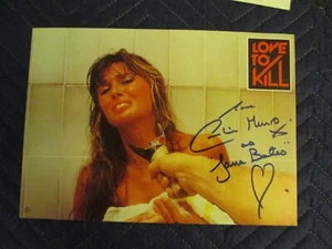 Tarjeta de lobby Love To Kill firmada por Caroline Munro - Imagen 1 de 2