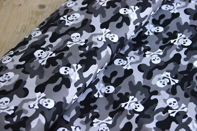 Baumwolle Druck Camouflage Totenkopf grau - Meterware Stoff * 50 cm x 142 cm *