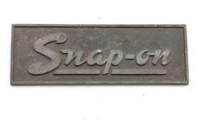 Vintage Snap-On Werkzeugkiste Metallplatte Emblem Logo Abzeichen 5-1/8" x 13/4 2 Nieten - Bild 1 von 6