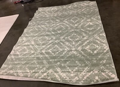 GREEN / IVORY 6'-0" x 9'-0" Flaw in Rug, Reduced Price 1172671170 ADR131Y-6 - Image 1 of 3