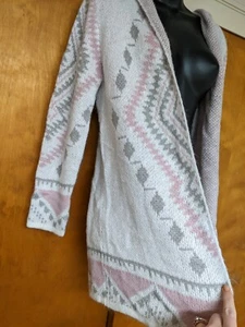 Damen Strick Cardigan gewebt Herz Kapuze weiß rosa grau Gr. S geometrisches Design - Bild 1 von 5