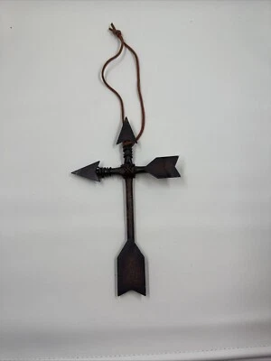 Flecha envejecida de metal adorno de cruz religiosa/colgante de pared Foto 1 de 2