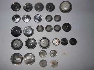 28 bottoni vari grigi sfumati e madreperlati Vintage (223) Knoepfe Boutons ^ - Imagen 1 de 1