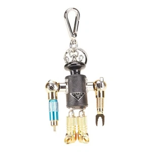 Prada Saffiano Dreieck Logo Roboter Schlüsselanhänger Charm in Schwarz, Gold und Silber Pla - Bild 1 von 10