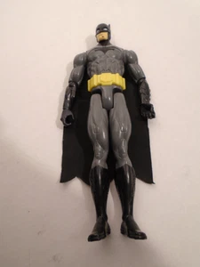 DC Comics Superheld 12" stehende Batman Actionfigur mit schwarzem Stoffumhang - Bild 1 von 4