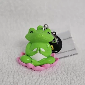 NEW Yoga Frog Lily Pad LIGHT UP PocketBac Sanitizer Holder Bath & Body Works - Picture 1 of 3