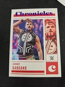 2023 Panini Chronicles WWE #1 Johnny Gargano Viola #/49 - Foto 1 di 6