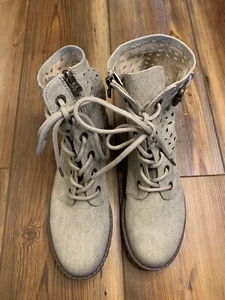 Blowfish Rockland Woman’s Mid Boot Size 8.5 Taupe Brown Buckle W/ Cut Out Design - Picture 1 of 9