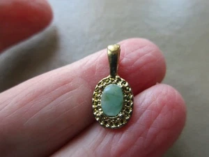 ANTICO CIONDOLO BAMBOLA VINTAGE VECCHIO TONO ORO GIADA VERDE CRISTALLO PICCOLO FOB CHARM UK - Foto 1 di 2