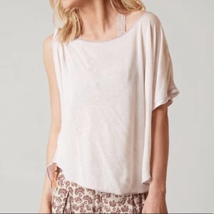 Free People Pluto cremefarbenes One-Shoulder-T-Shirt lavendelfarben neu mit Etikett Damen XS - Bild 1 von 5