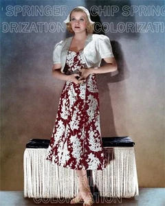 JEAN HARLOW TROPISCHES KLEID & HOLLÄNDISCHER HUT SCHÖNES FARBFOTO VON CHIP SPRINGER - Bild 1 von 1