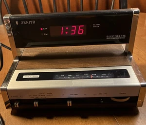 Radio reloj Zenith vintage modelo L465W madera grano cartelera estilo digital - Imagen 1 de 10