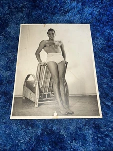 Fit and Trim bel giovane uomo in costume da bagno foto vintage anni 50 interesse gay - Foto 1 di 8