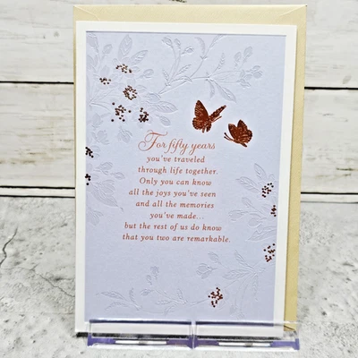 Tarjeta de felicitación de aniversario Hallmark cincuenta años mariposas doradas azules felicitaciones Foto 1 de 4