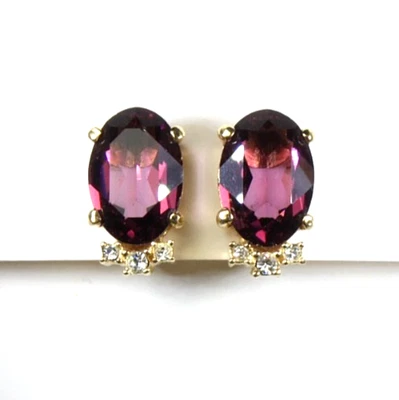 Pendientes de clip Christian Dior imitación amatista tono dorado detalles de cristal .75" de colección Foto 1 de 4