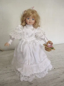 Vintage 12" Porzellan Puppe mit Ständer weiß Hochzeit Spitze Kleid Blumen Stirnband, Korb - Bild 1 von 6