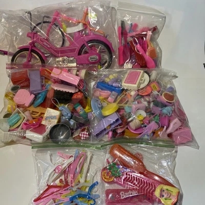 Gran Lote De Colección Barbie Accesorios Años 60-90 Platos de Comida Monedero Perchas Cepillos Bicicleta Foto 1 de 4
