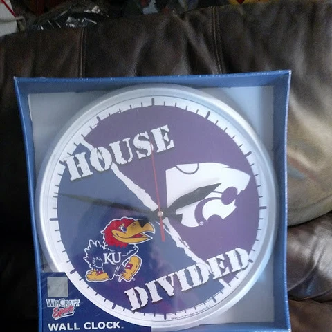 KANSAS VS KANSAS STATE HOUSE DIVIDED QUARTZ WALL CLOCK NCAA WINCRAFT NIB Cover